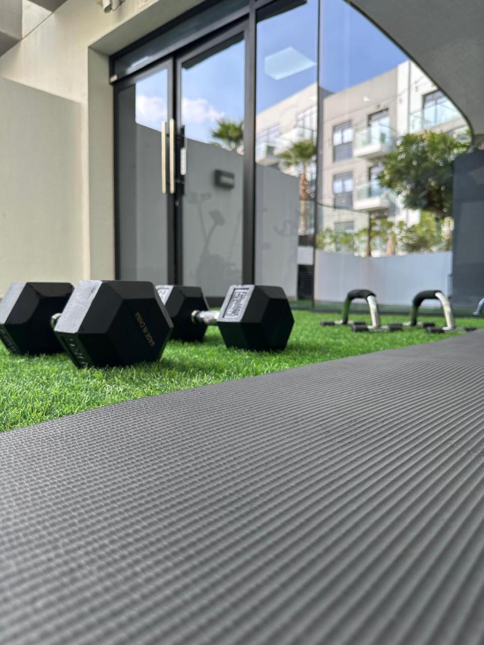 Izzzi Life Mint Aparthotel Dubai Eksteriør bilde